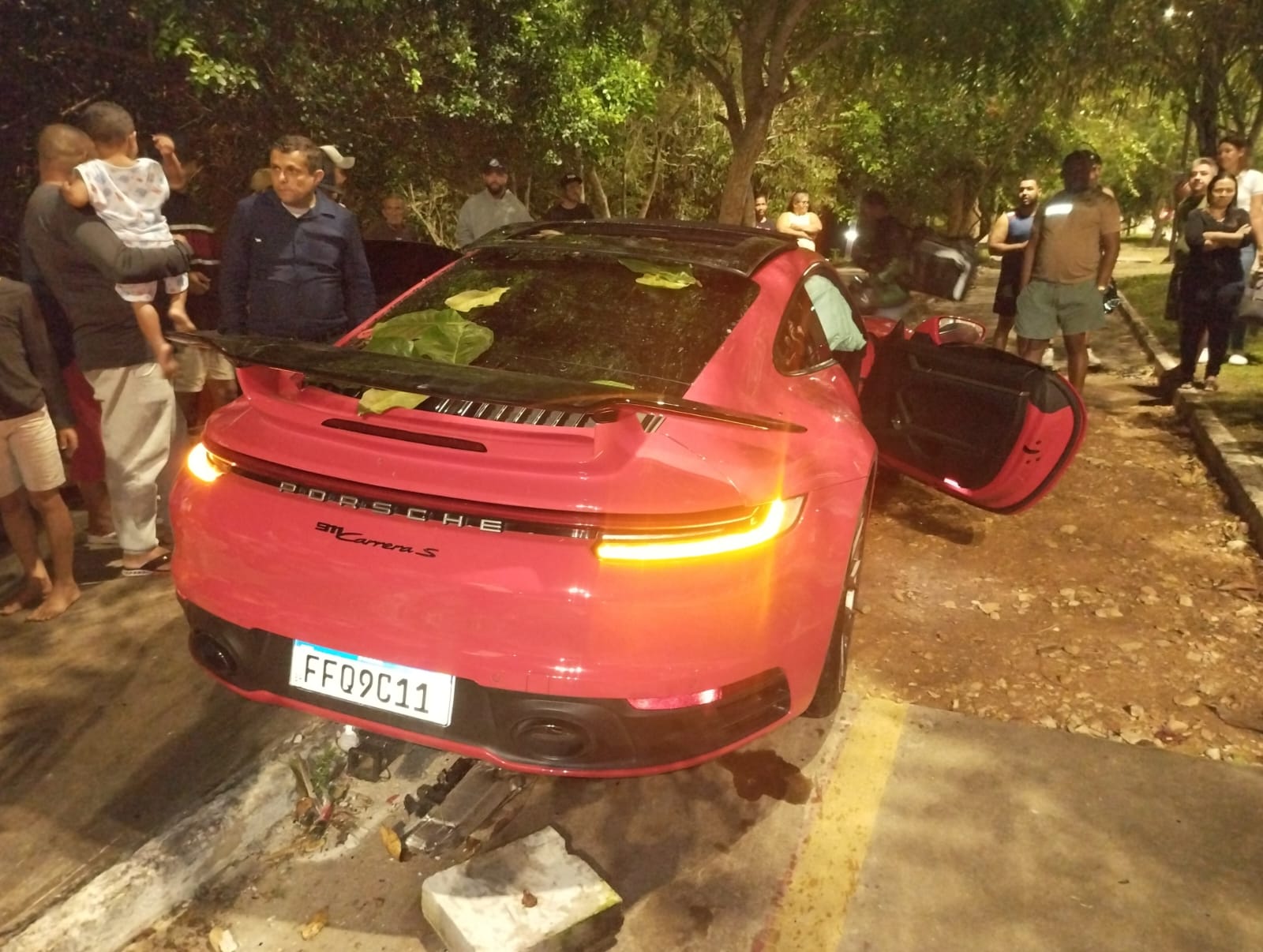 Pânico, carro de luxo e correria: motorista de Porsche perde controle e invade Bosque das Arapiracas