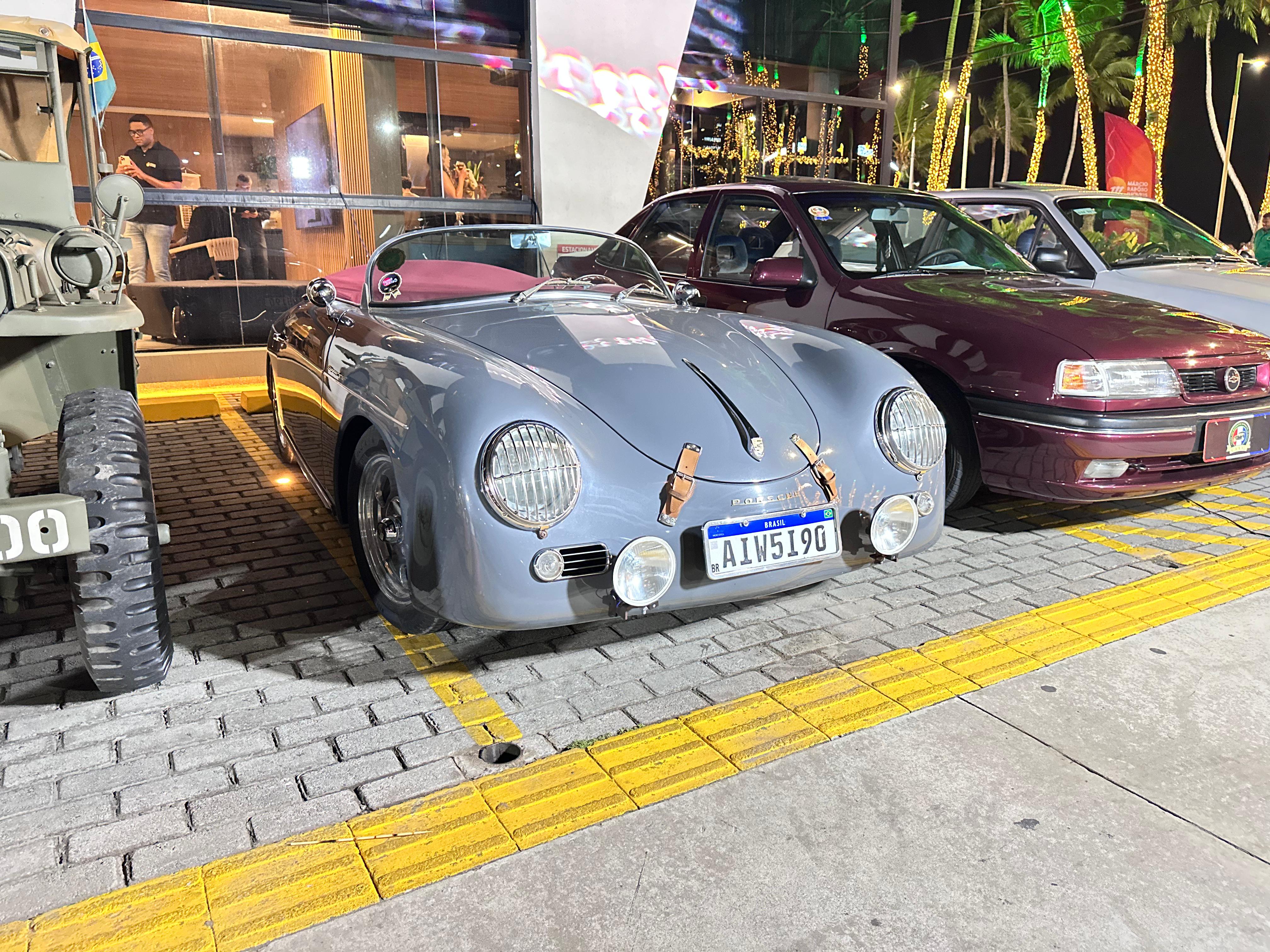 Exposição de Carros Antigos encanta público na orla de Maceió