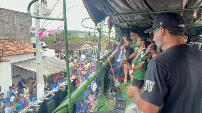 Tradicional bloco Tudo Azul celebra 82 anos e arrasta multidão em Murici