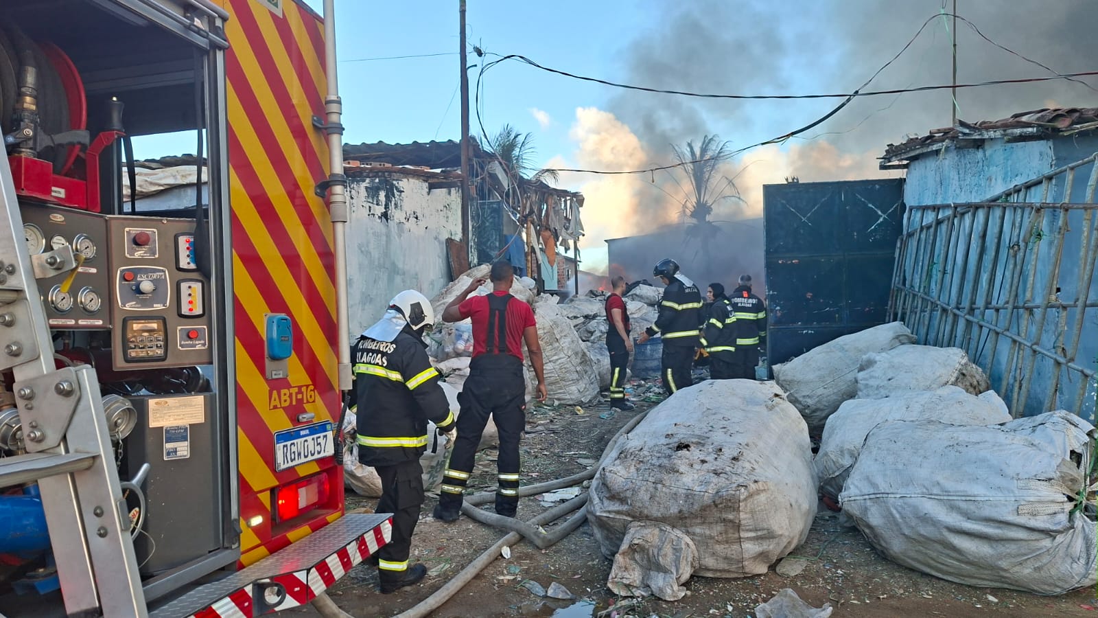 Incêndio de grandes proporções atinge galpão de reciclagem no Village
