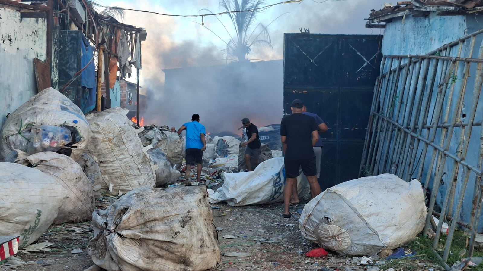 Incêndio de grandes proporções atinge galpão de reciclagem no Village