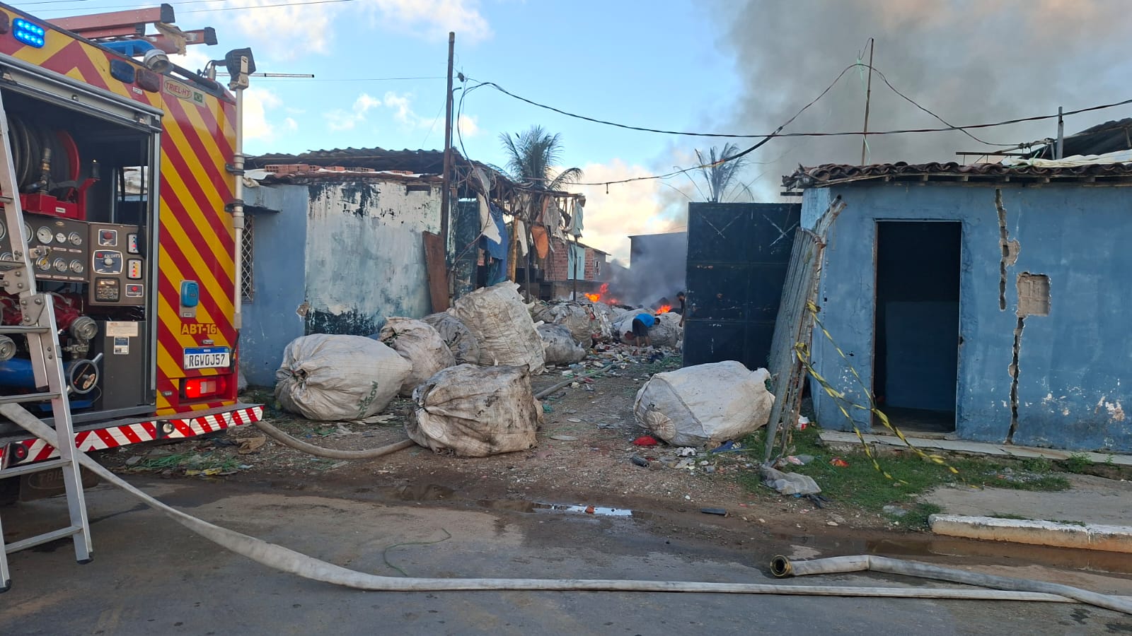 Incêndio de grandes proporções atinge galpão de reciclagem no Village