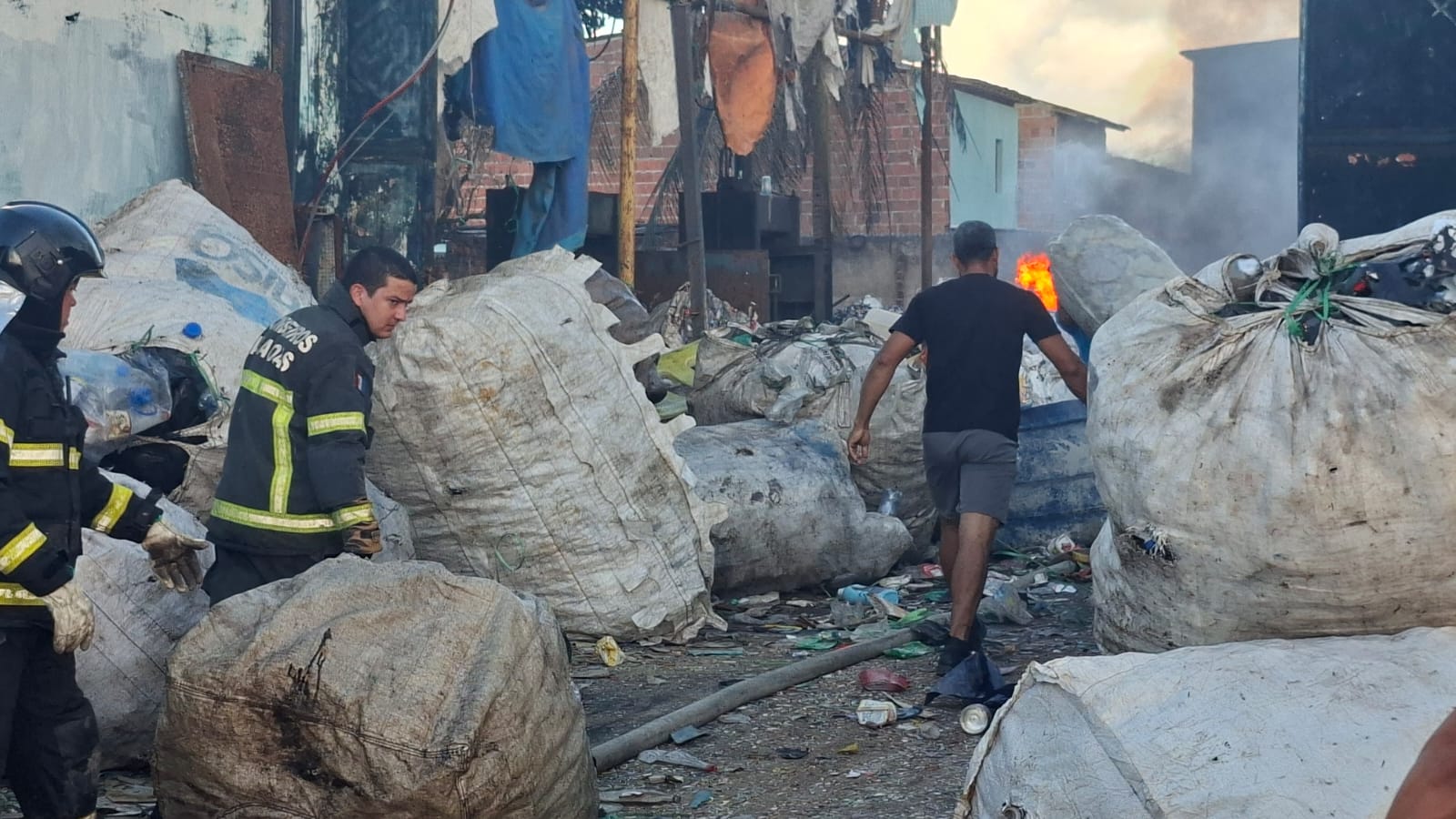 Incêndio de grandes proporções atinge galpão de reciclagem no Village