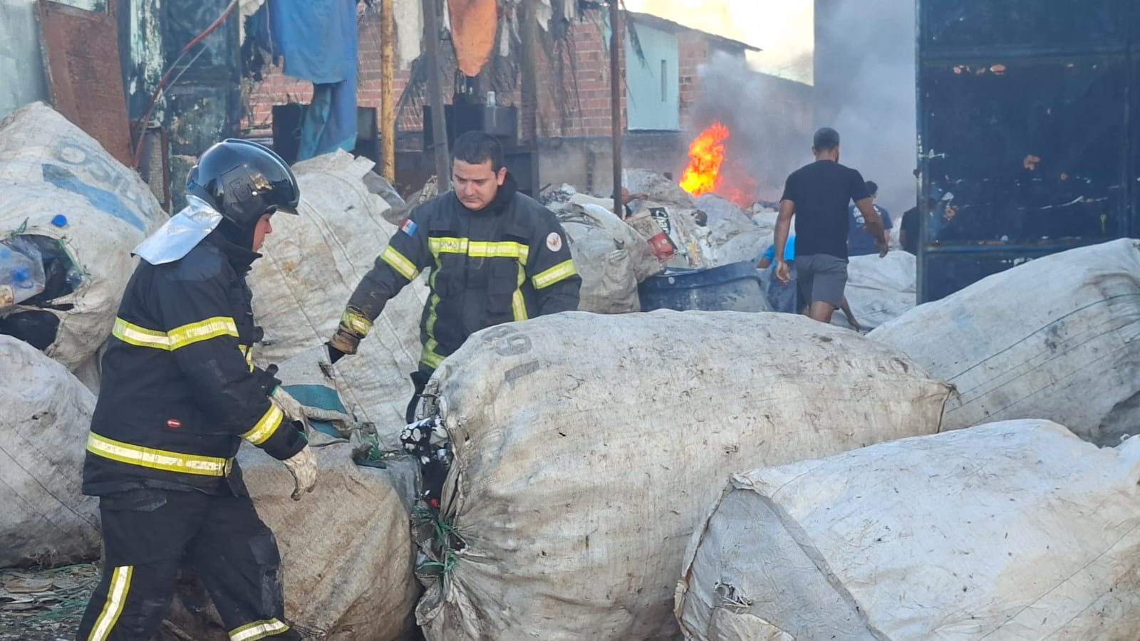 Incêndio de grandes proporções atinge galpão de reciclagem no Village