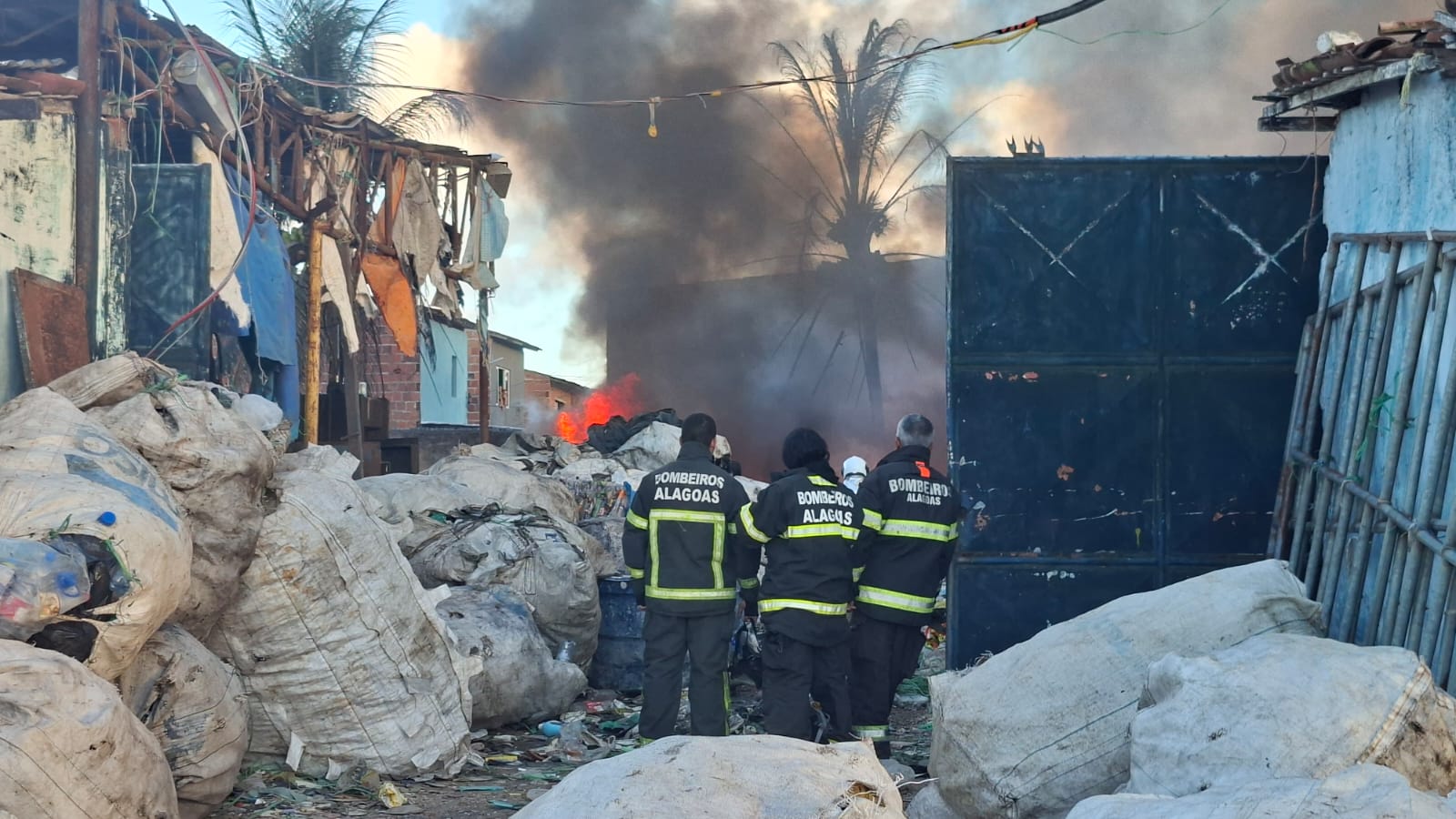 Incêndio de grandes proporções atinge galpão de reciclagem no Village
