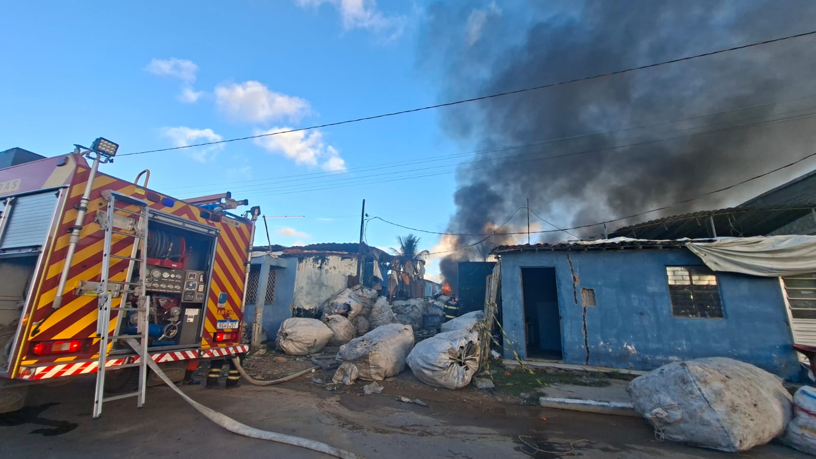 Incêndio de grandes proporções atinge galpão de reciclagem no Village