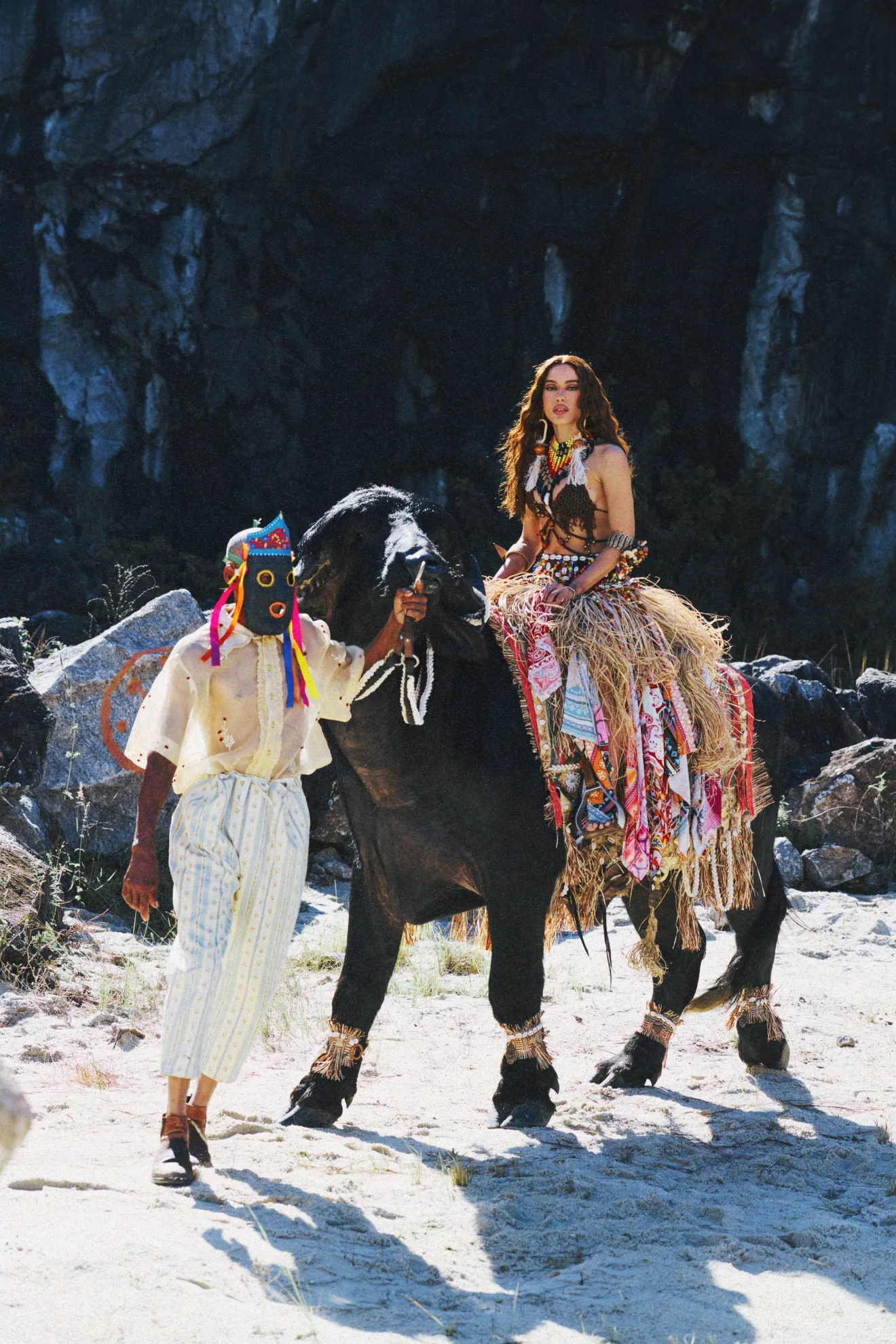 Anitta mostra potência da moda nacional em "Equilibrium II"