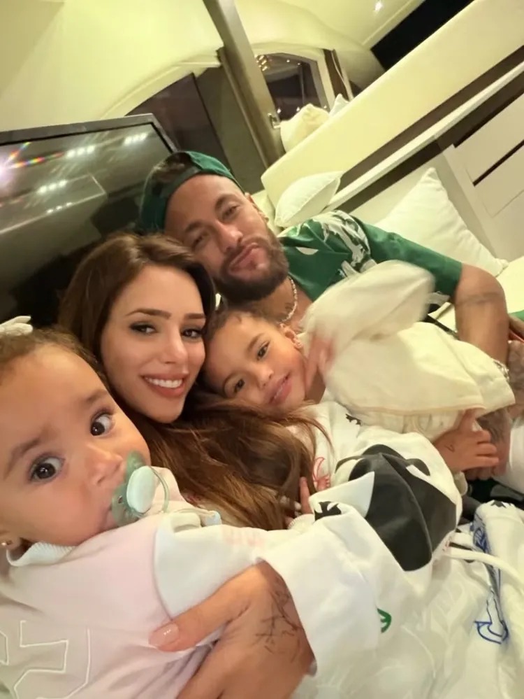 Bruna Biancardi mostra dia com Neymar e filhas em iate de R$ 120 milhões