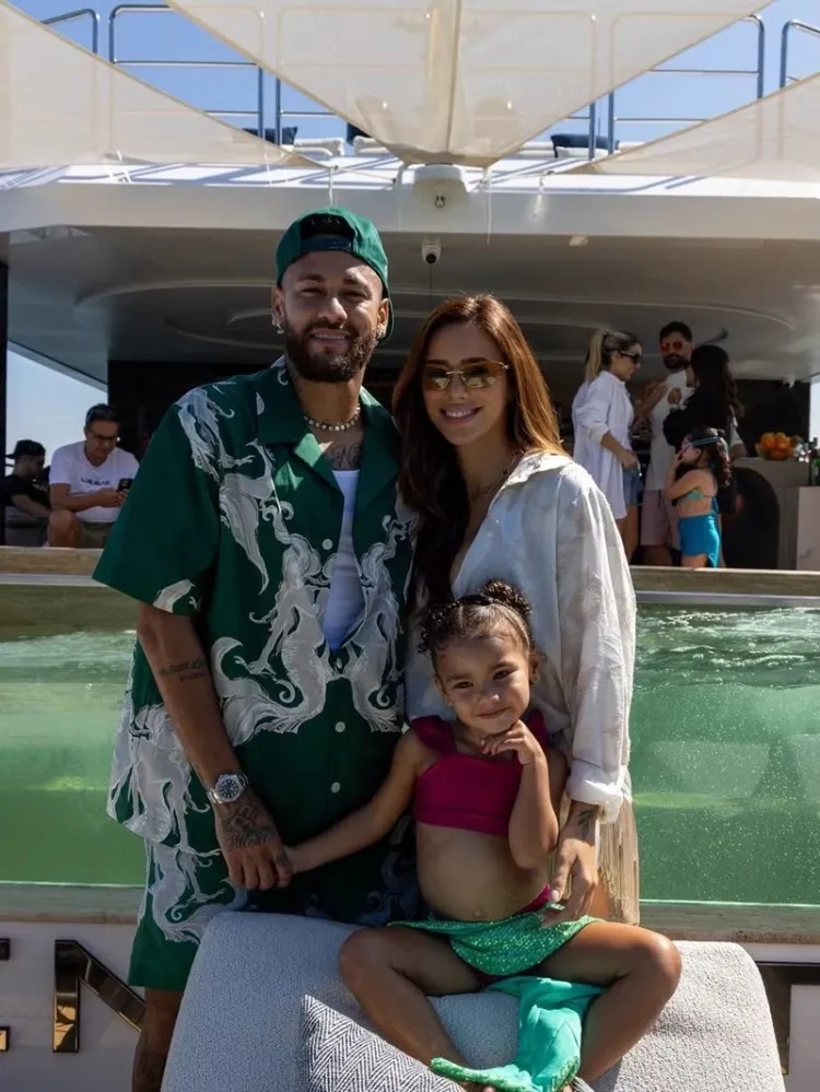 Bruna Biancardi mostra dia com Neymar e filhas em iate de R$ 120 milhões