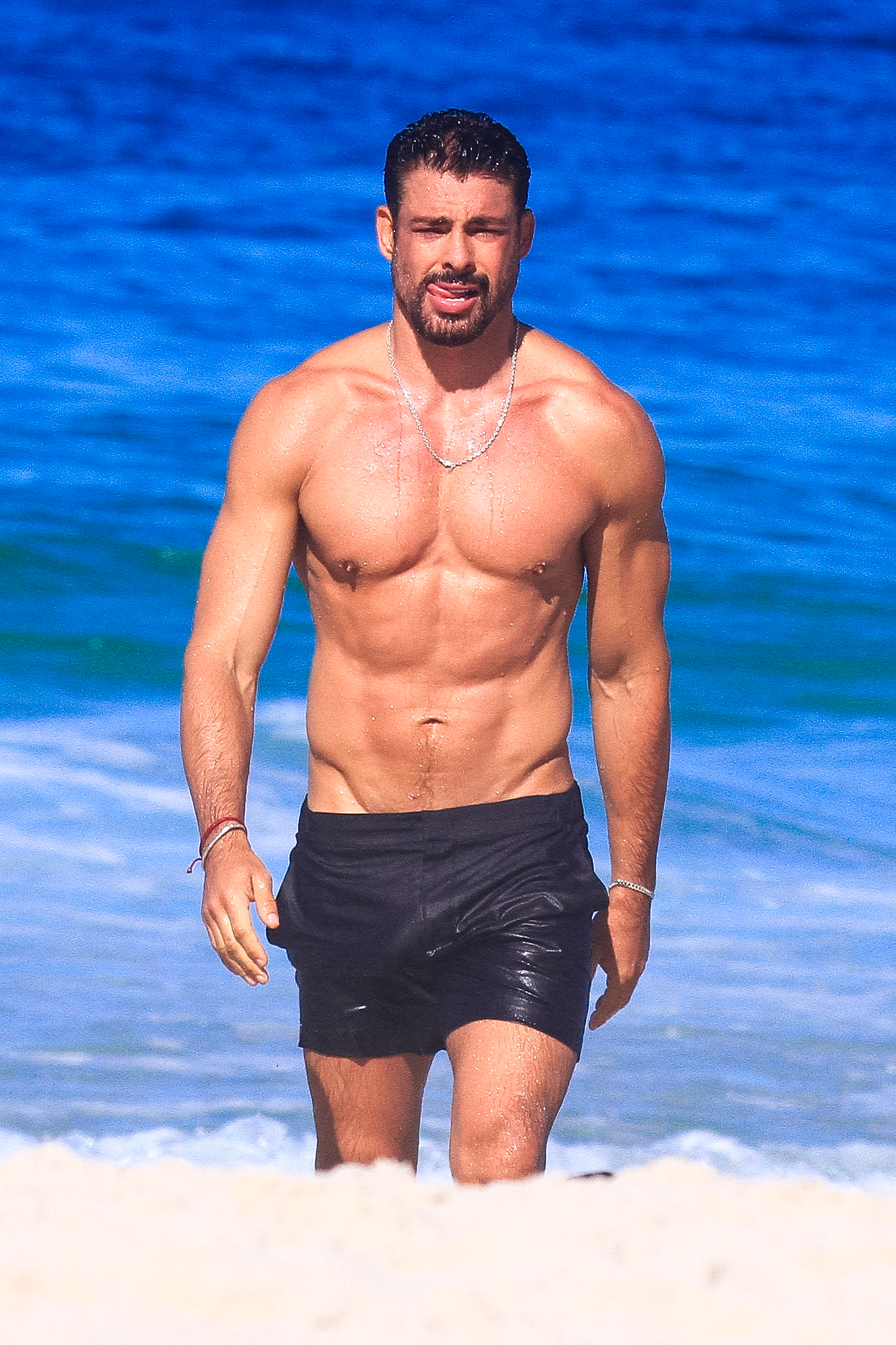 Cauã Reymond exibe boa forma em praia na Barra da Tijuca, no RJ