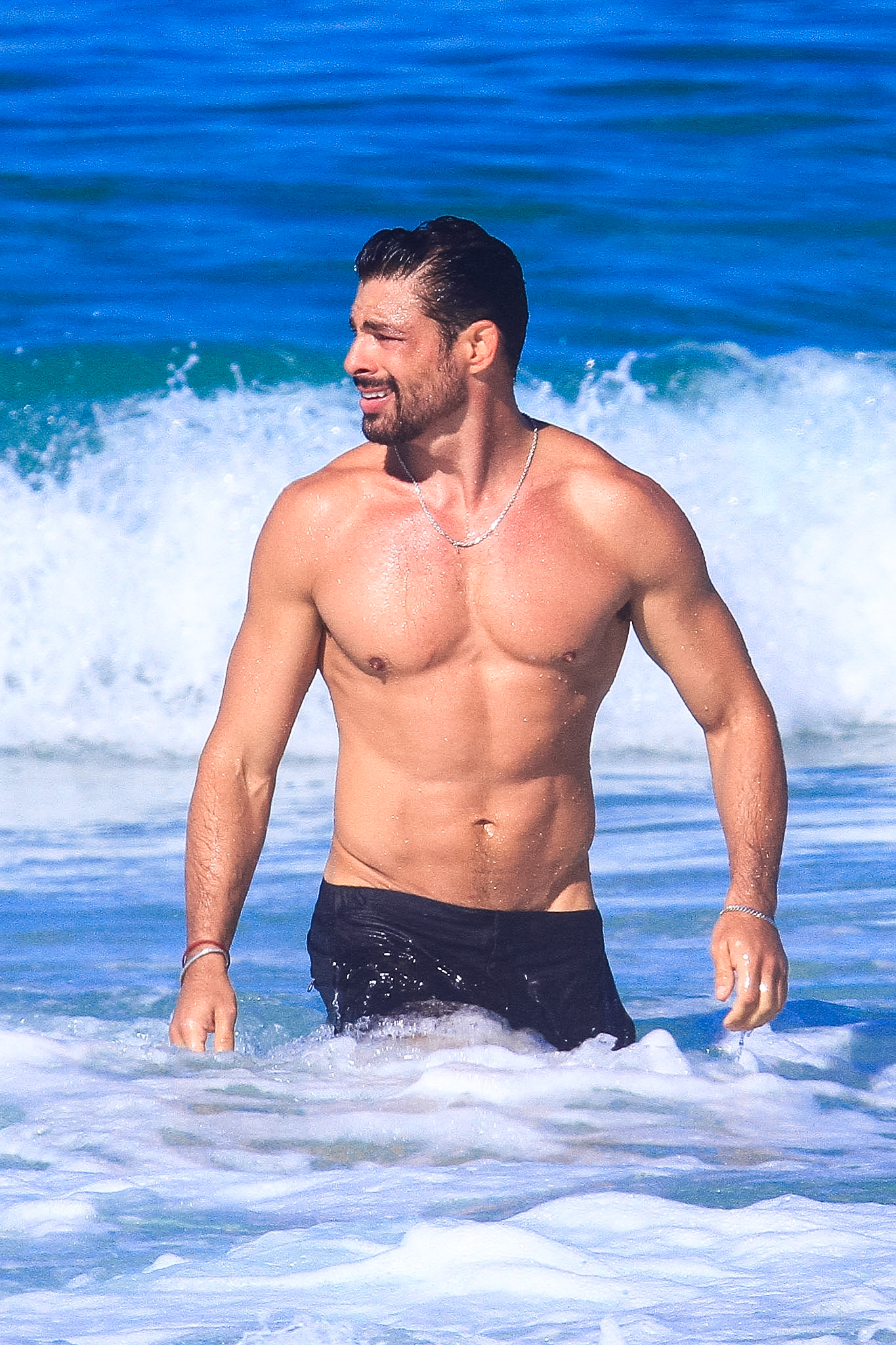 Cauã Reymond exibe boa forma em praia na Barra da Tijuca, no RJ
