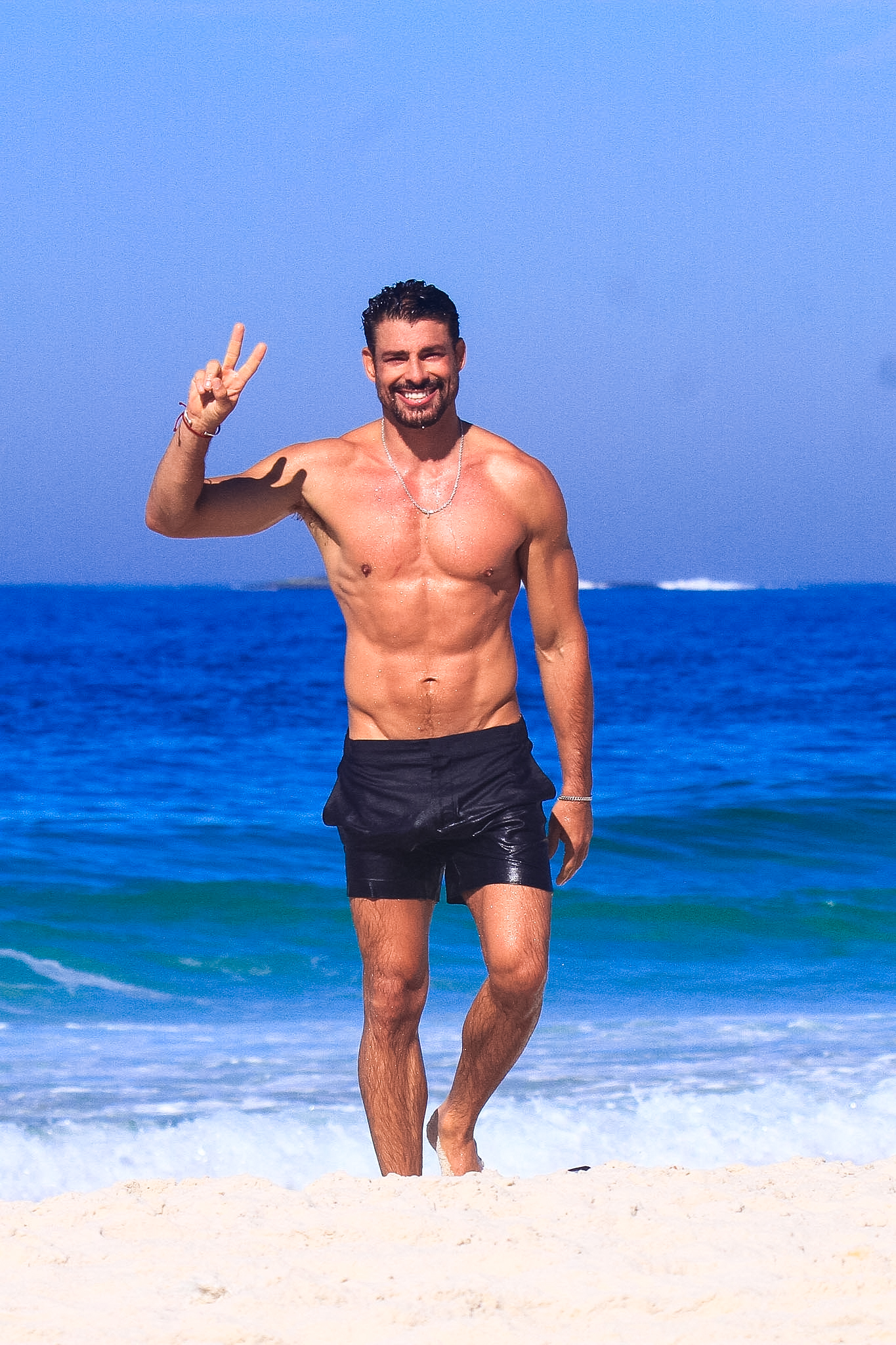 Cauã Reymond exibe boa forma em praia na Barra da Tijuca, no RJ
