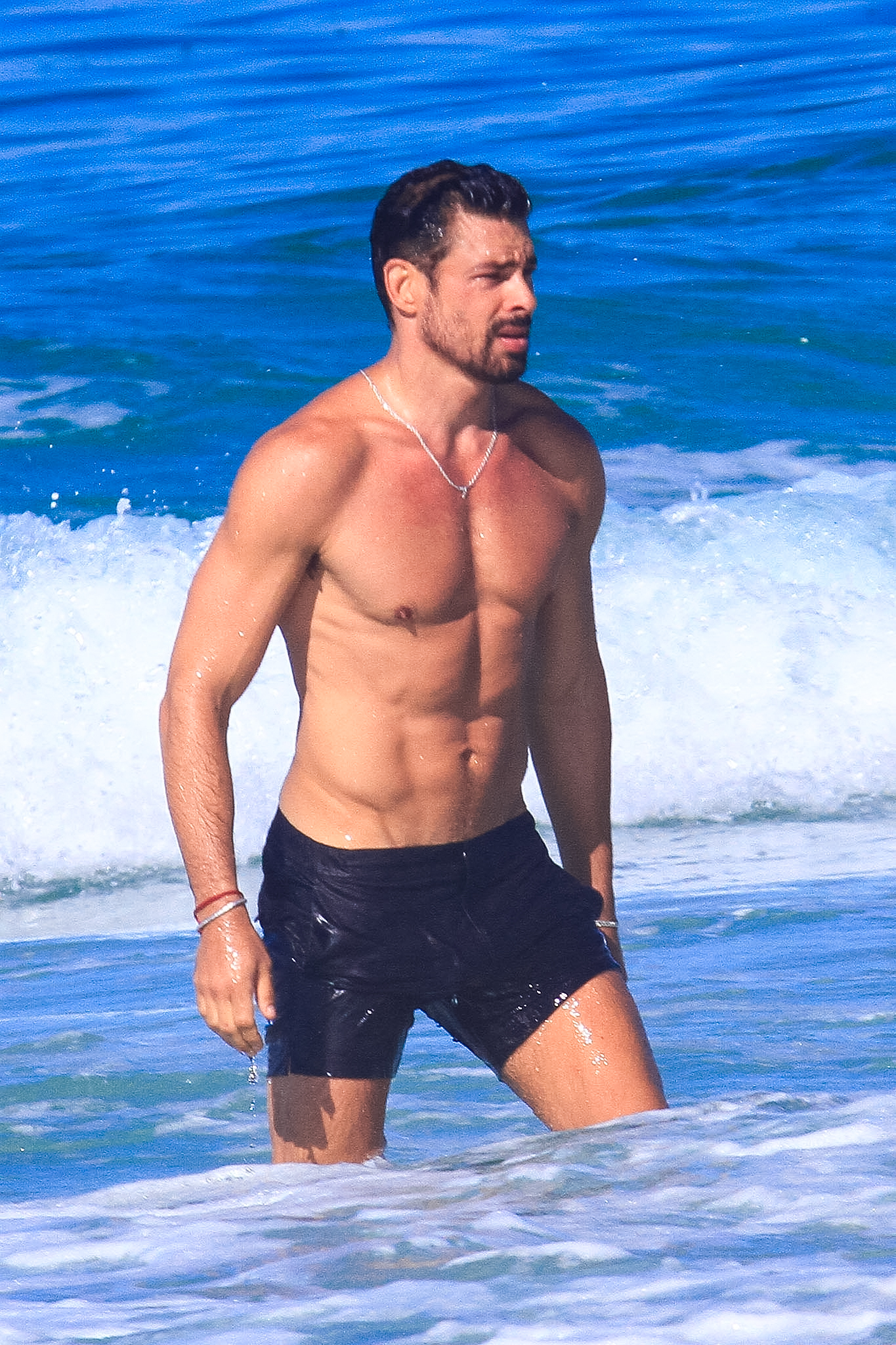 Cauã Reymond exibe boa forma em praia na Barra da Tijuca, no RJ