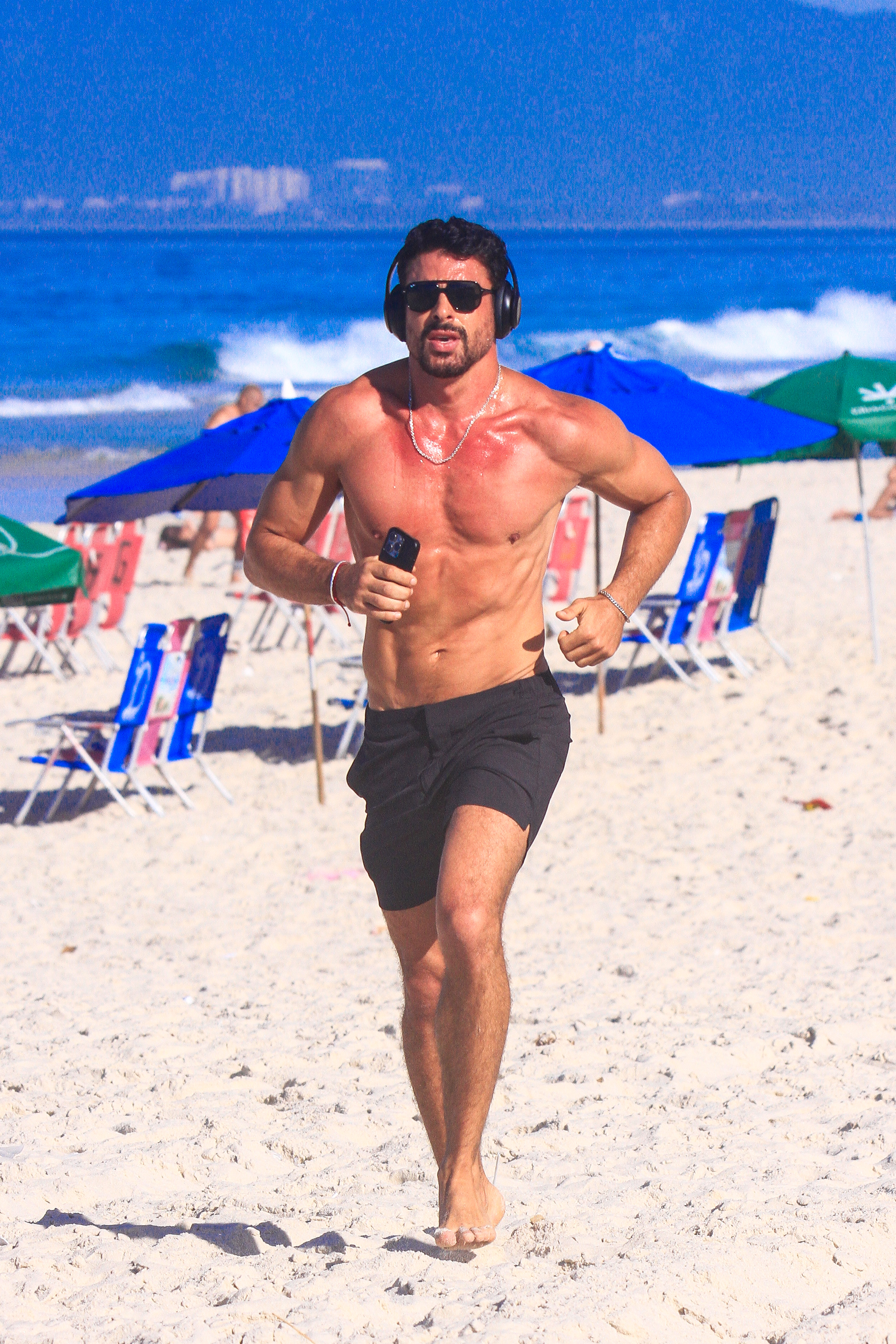 Cauã Reymond exibe boa forma em praia na Barra da Tijuca, no RJ
