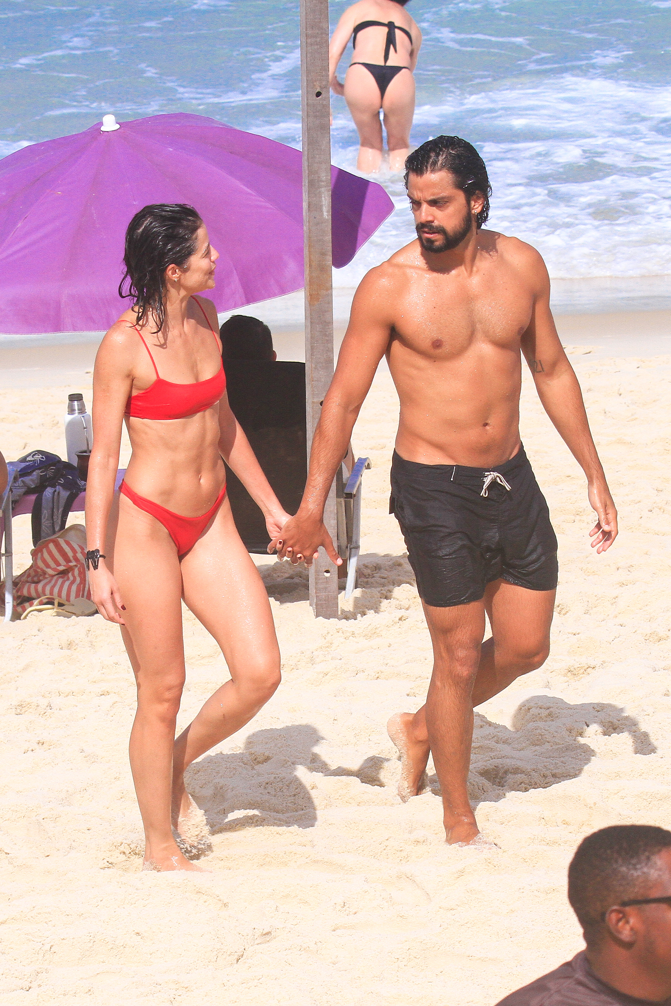 Sextou na praia: Agatha Moreira curte o dia de sol de biquíni vermelho ao lado de Rodrigo Simas