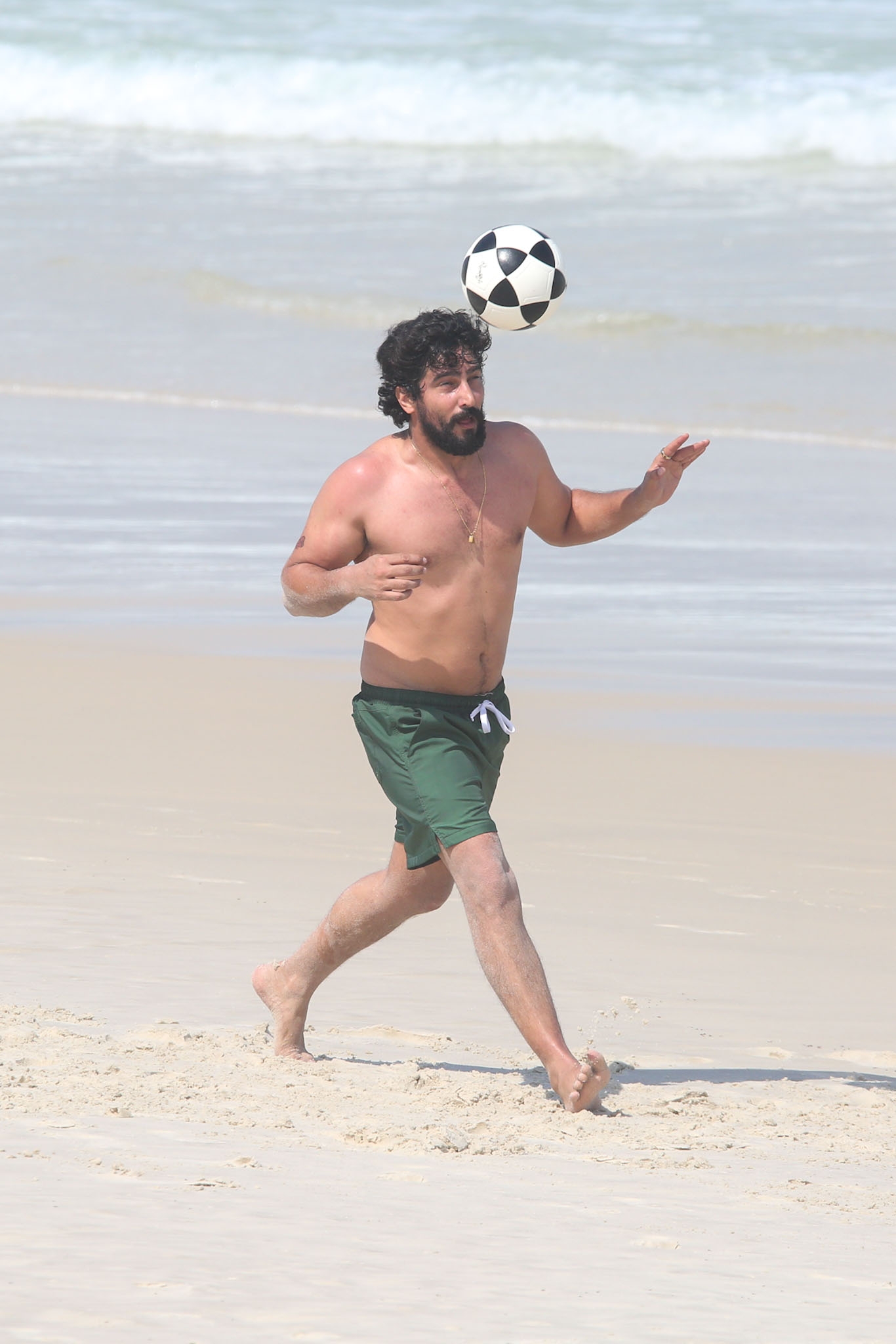 Thaila Ayala e Renato Góes curtem dia de sol e praticam esportes na Barra da Tijuca