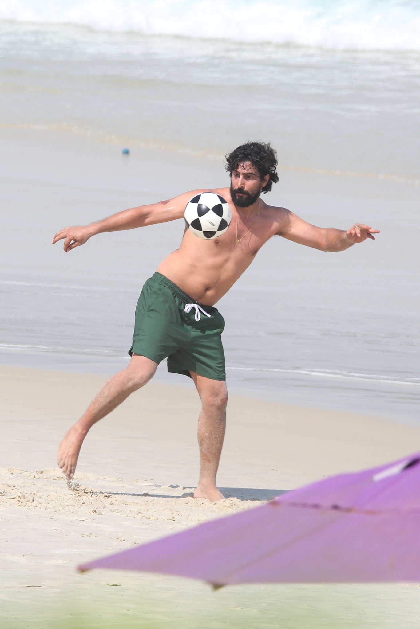 Thaila Ayala e Renato Góes curtem dia de sol e praticam esportes na Barra da Tijuca