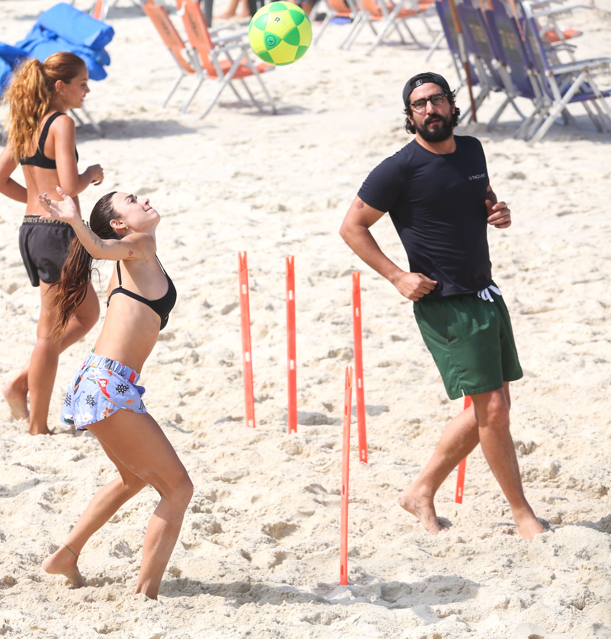 Thaila Ayala e Renato Góes curtem dia de sol e praticam esportes na Barra da Tijuca