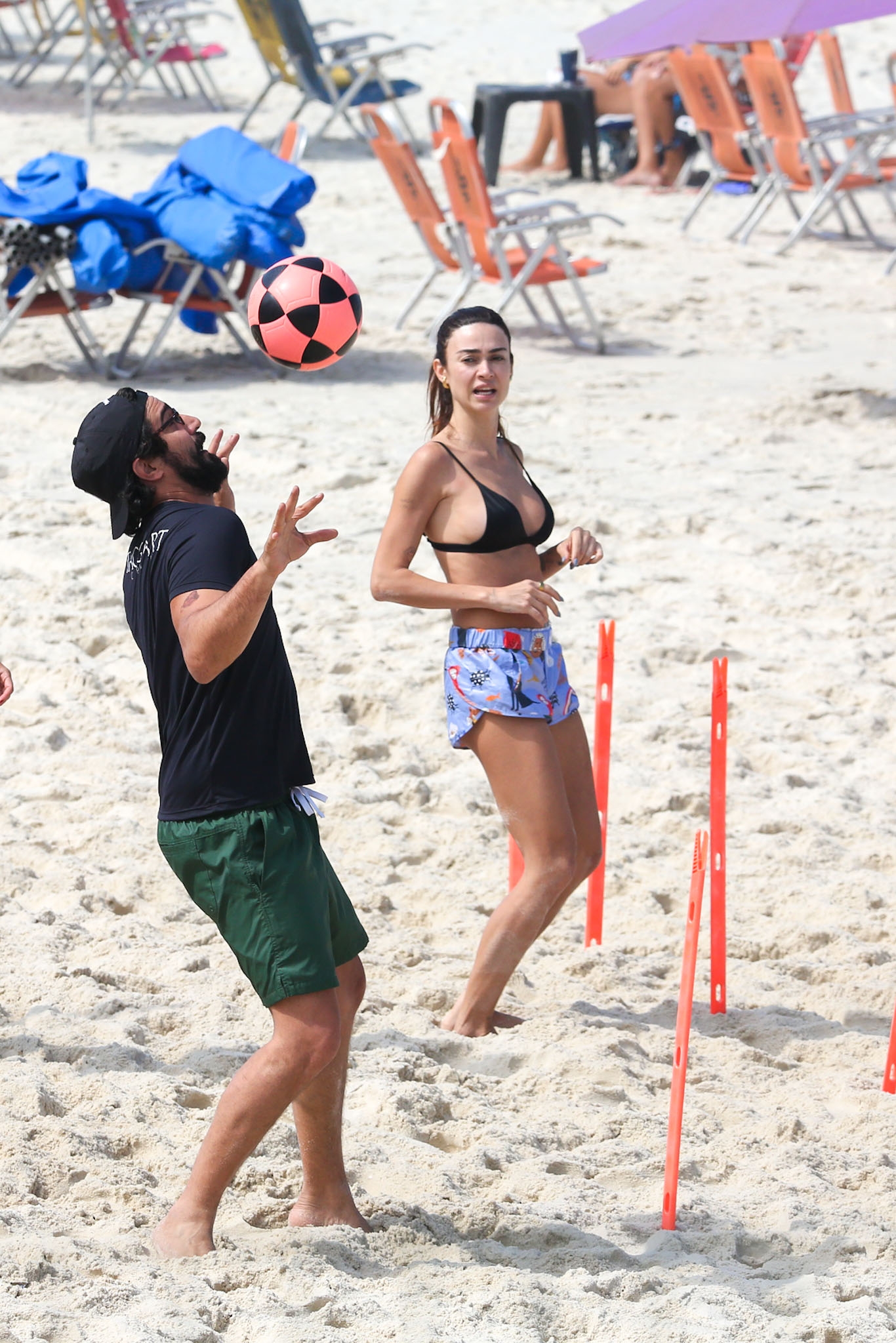 Thaila Ayala e Renato Góes curtem dia de sol e praticam esportes na Barra da Tijuca