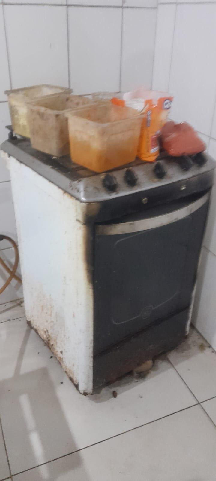 Vigilância Sanitária interdita restaurante por condições insalubres no Farol