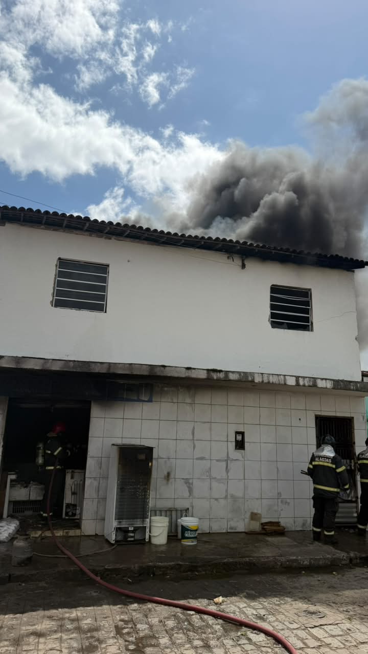 Oficina de refrigeração pega fogo em Arapiraca; veja os vídeos!