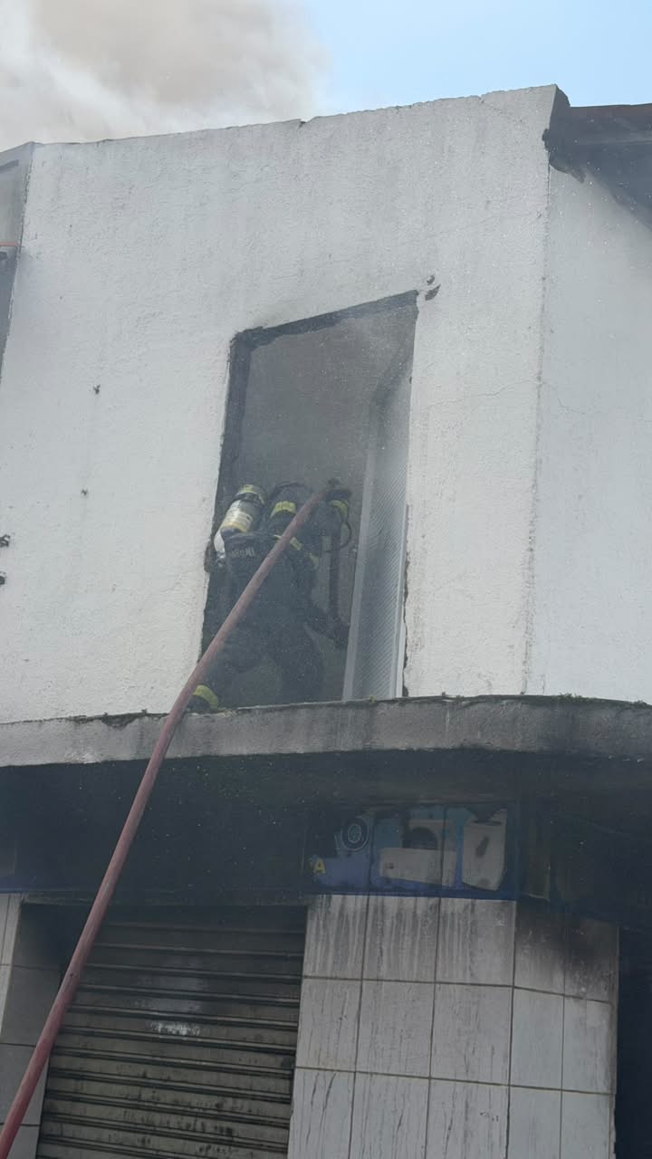 Oficina de refrigeração pega fogo em Arapiraca; veja os vídeos!