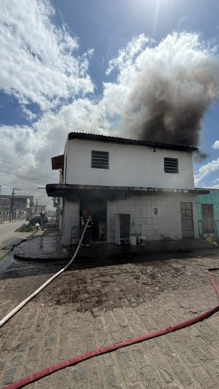 Oficina de refrigeração pega fogo em Arapiraca; veja os vídeos!