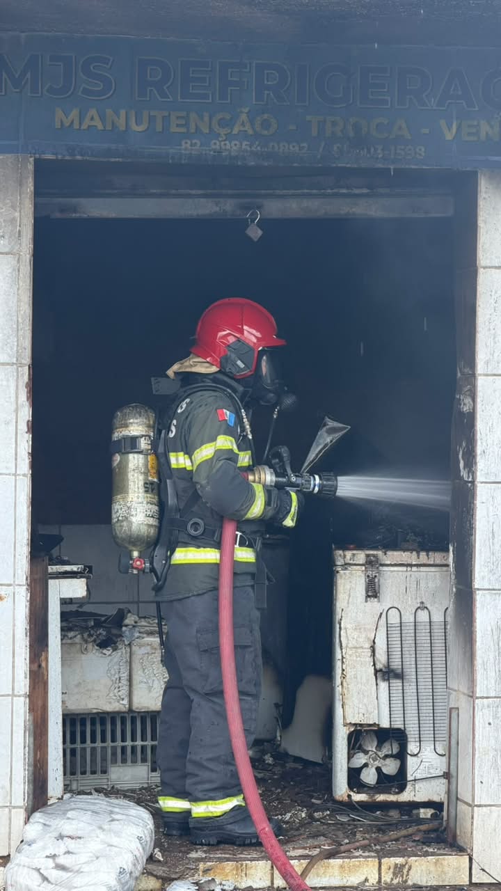 Oficina de refrigeração pega fogo em Arapiraca; veja os vídeos!