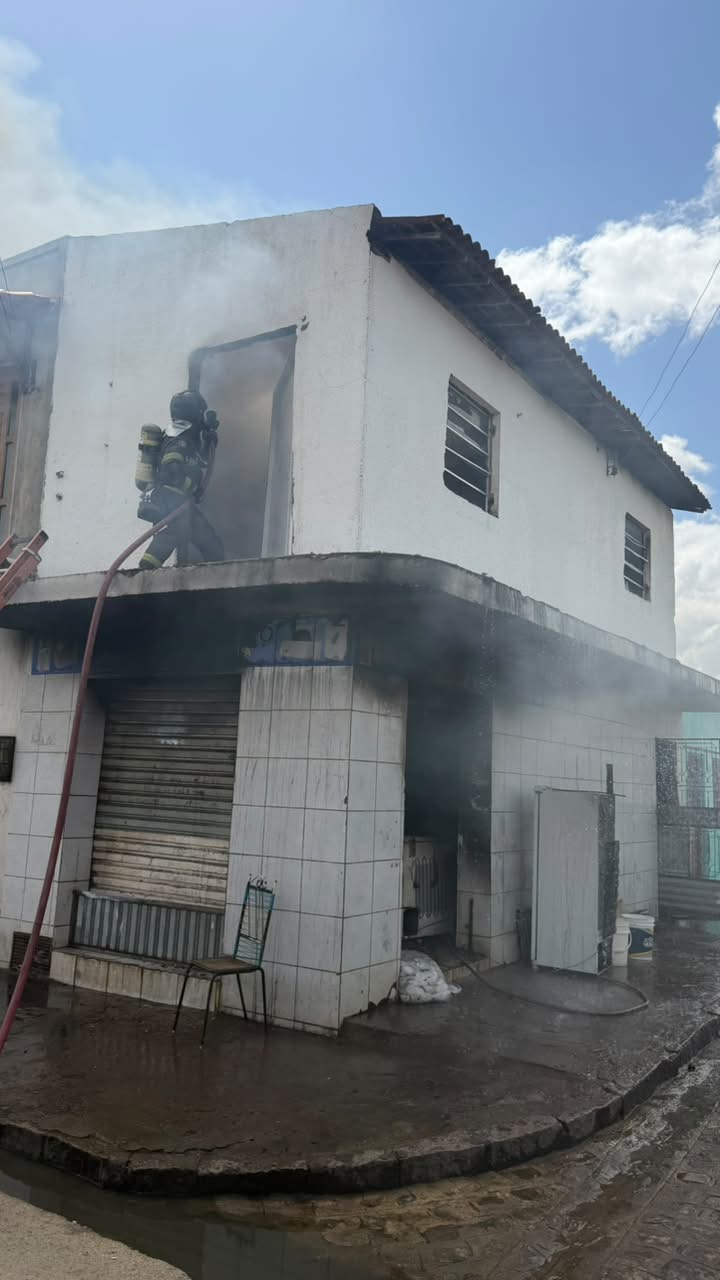 Oficina de refrigeração pega fogo em Arapiraca; veja os vídeos!