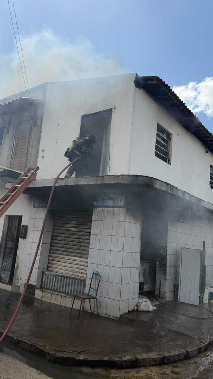 Oficina de refrigeração pega fogo em Arapiraca; veja os vídeos!