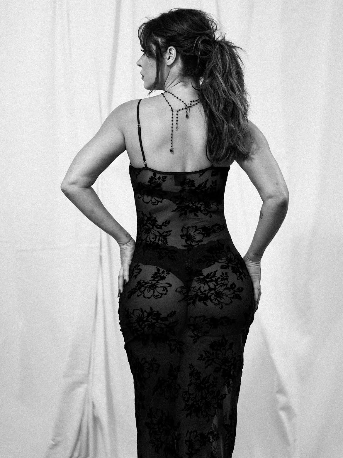 Paolla Oliveira posa com vestido transparente e lingerie à mostra; veja