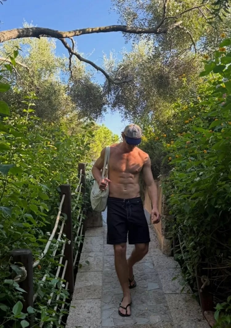 Pedro Novaes abre álbum de viagem com pose sem camisa e namorada de topless