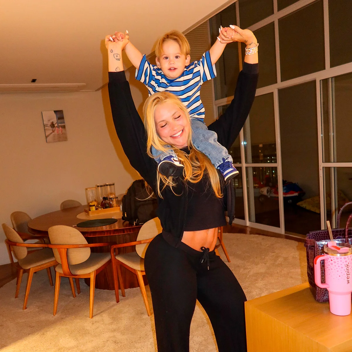 Virginia viaja para Madrid com filho: "Vocês piscaram e eu estou aqui"