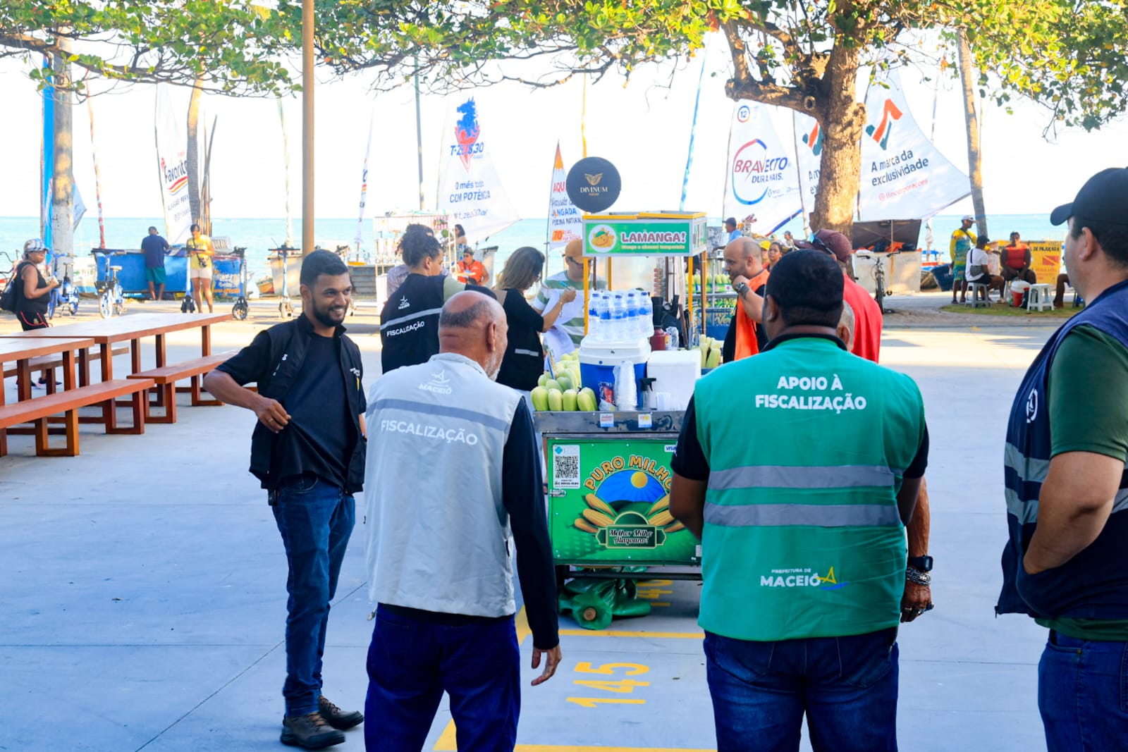Ambulantes avaliam mudança para novas áreas de alimentação na orla de Maceió