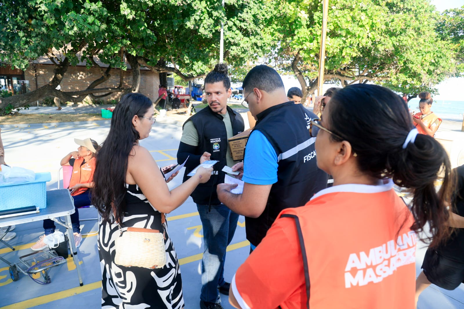 Ambulantes avaliam mudança para novas áreas de alimentação na orla de Maceió