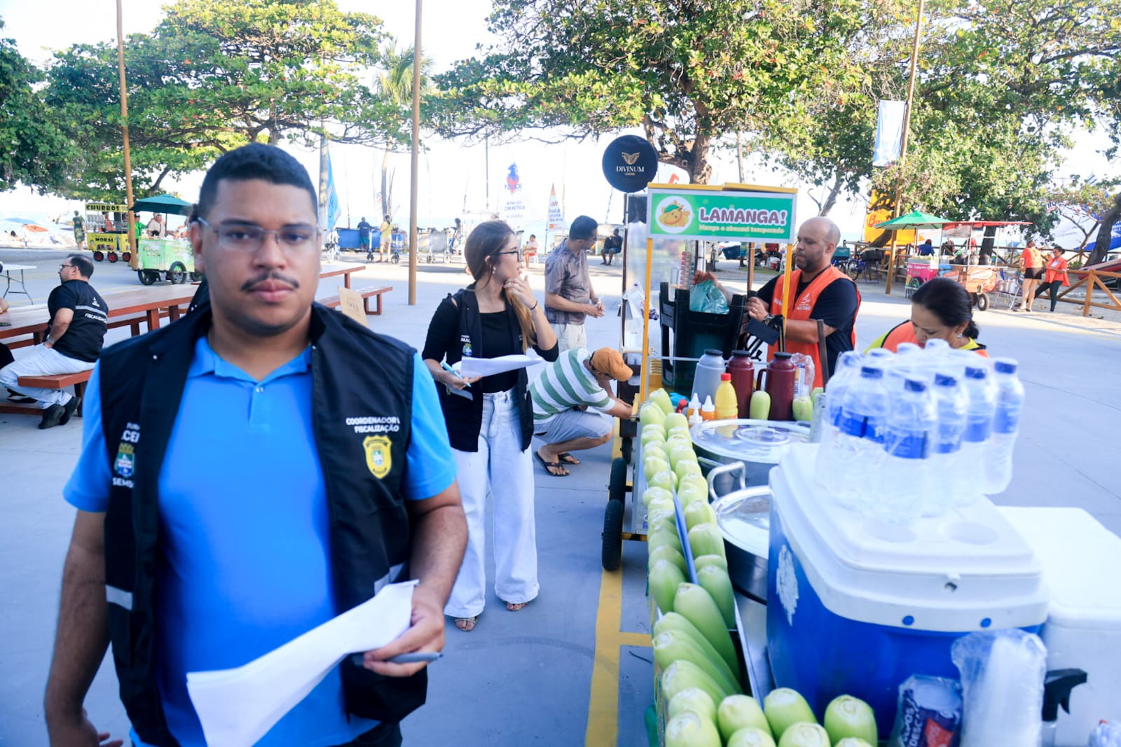 Ambulantes avaliam mudança para novas áreas de alimentação na orla de Maceió