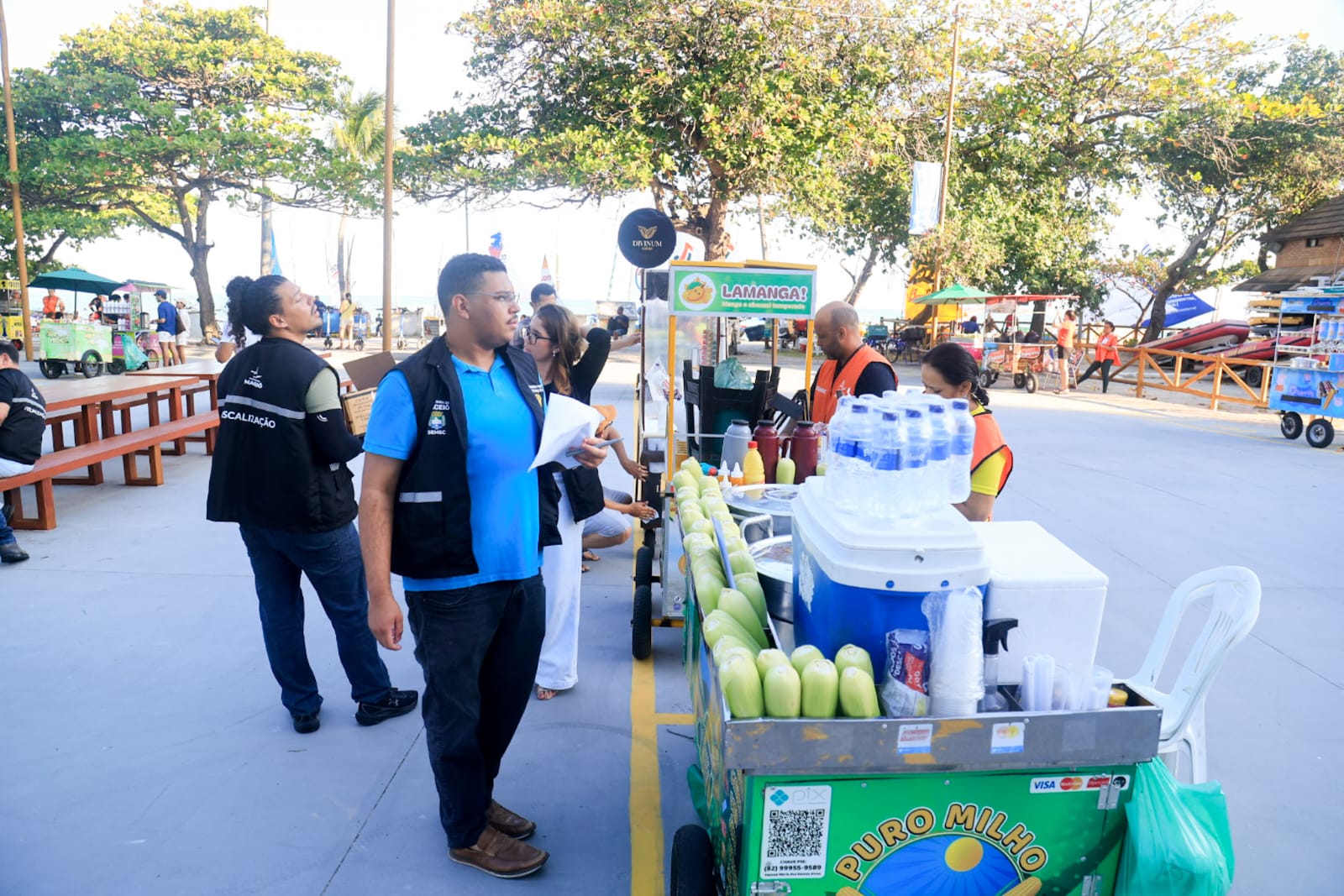 Ambulantes avaliam mudança para novas áreas de alimentação na orla de Maceió