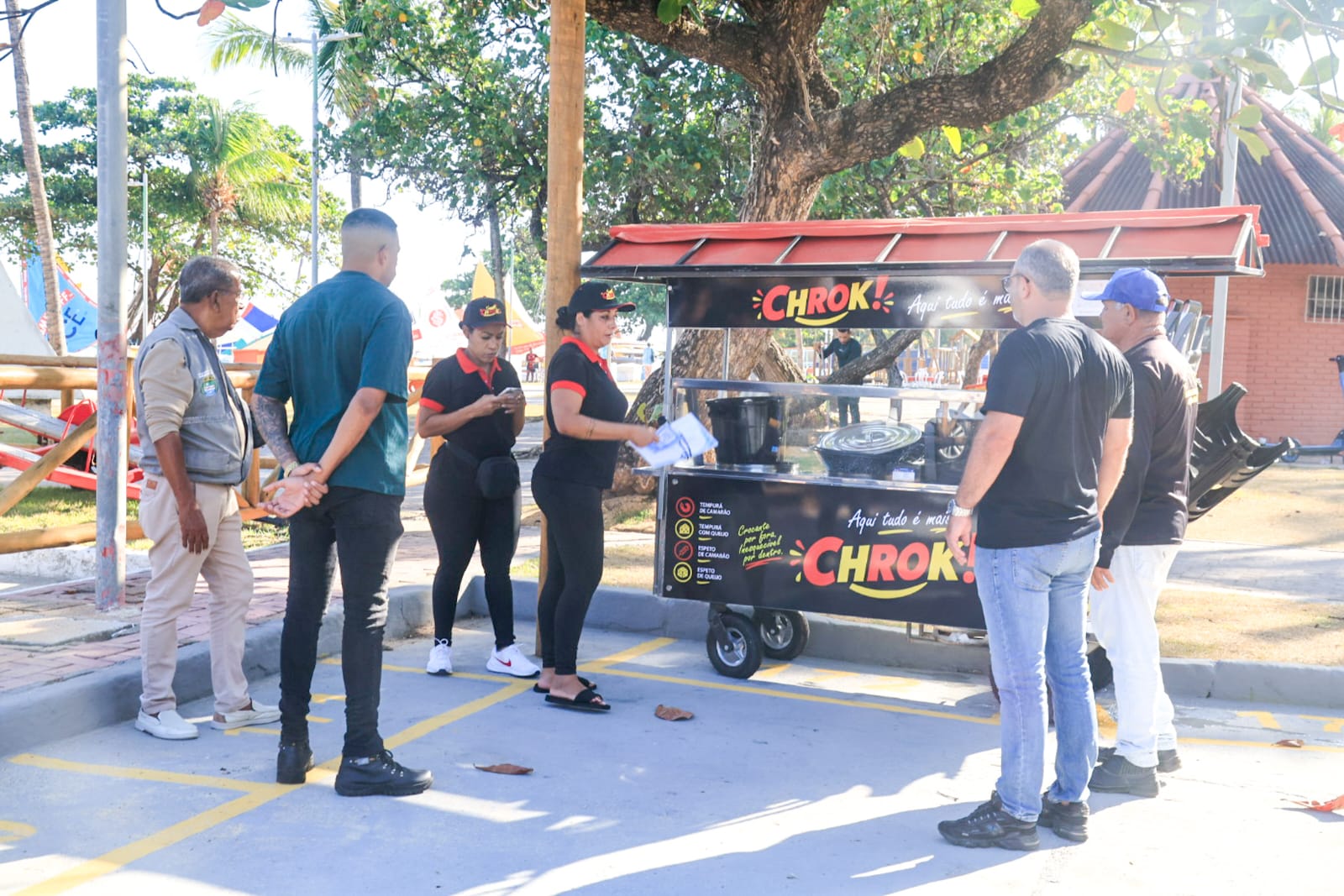 Ambulantes avaliam mudança para novas áreas de alimentação na orla de Maceió
