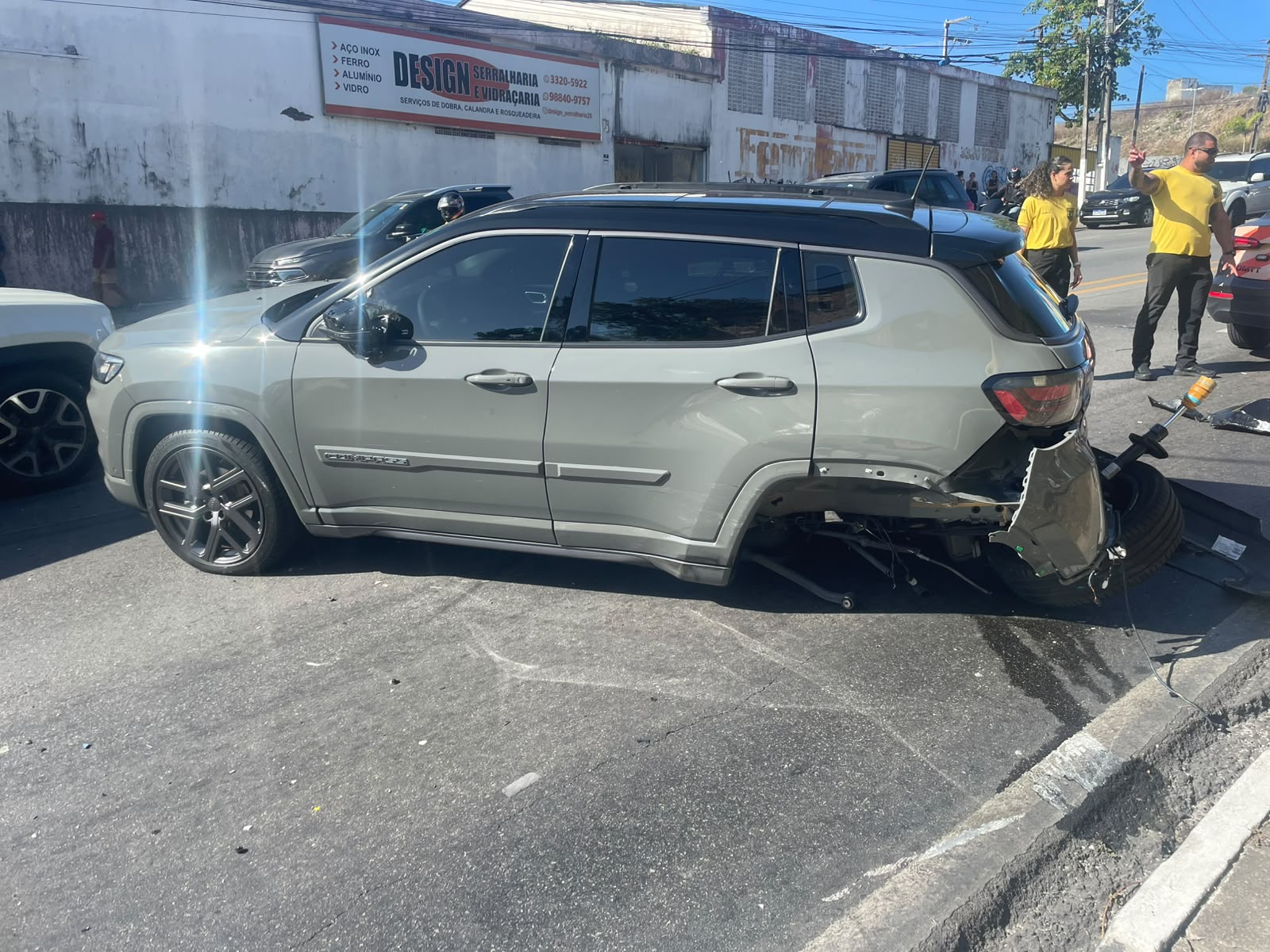 Engavetamento envolvendo quatro carros congestiona a Avenida Leste-Oeste