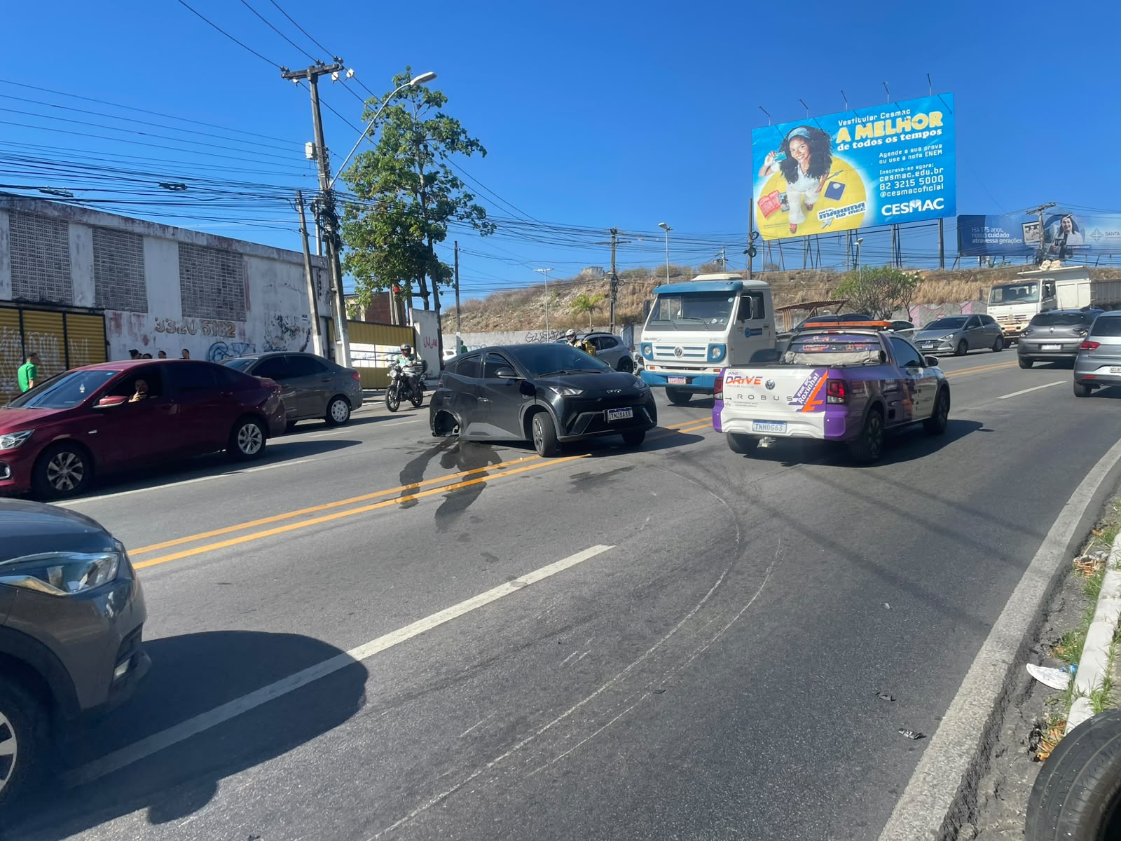 Engavetamento envolvendo quatro carros congestiona a Avenida Leste-Oeste