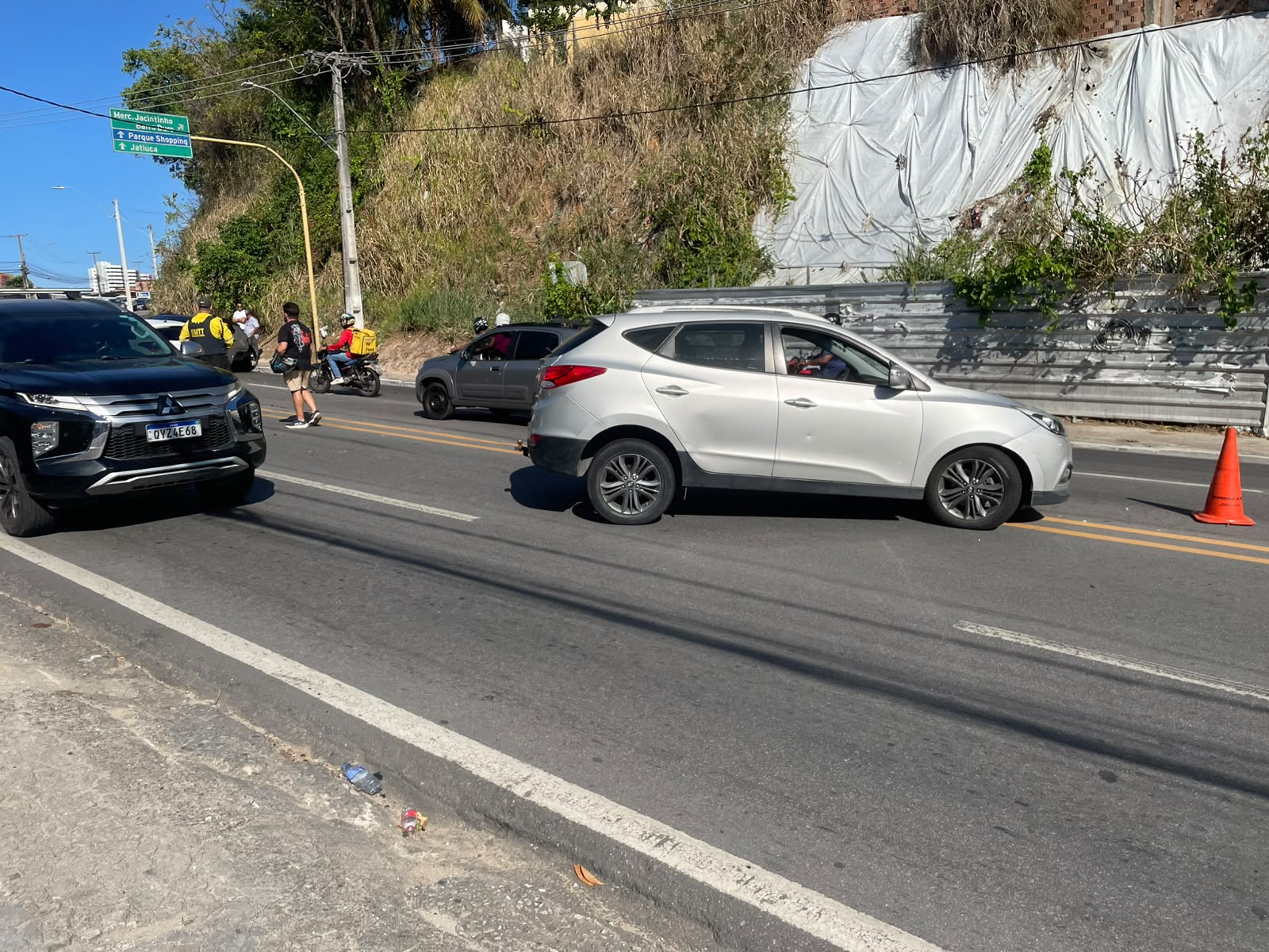 Engavetamento envolvendo quatro carros congestiona a Avenida Leste-Oeste