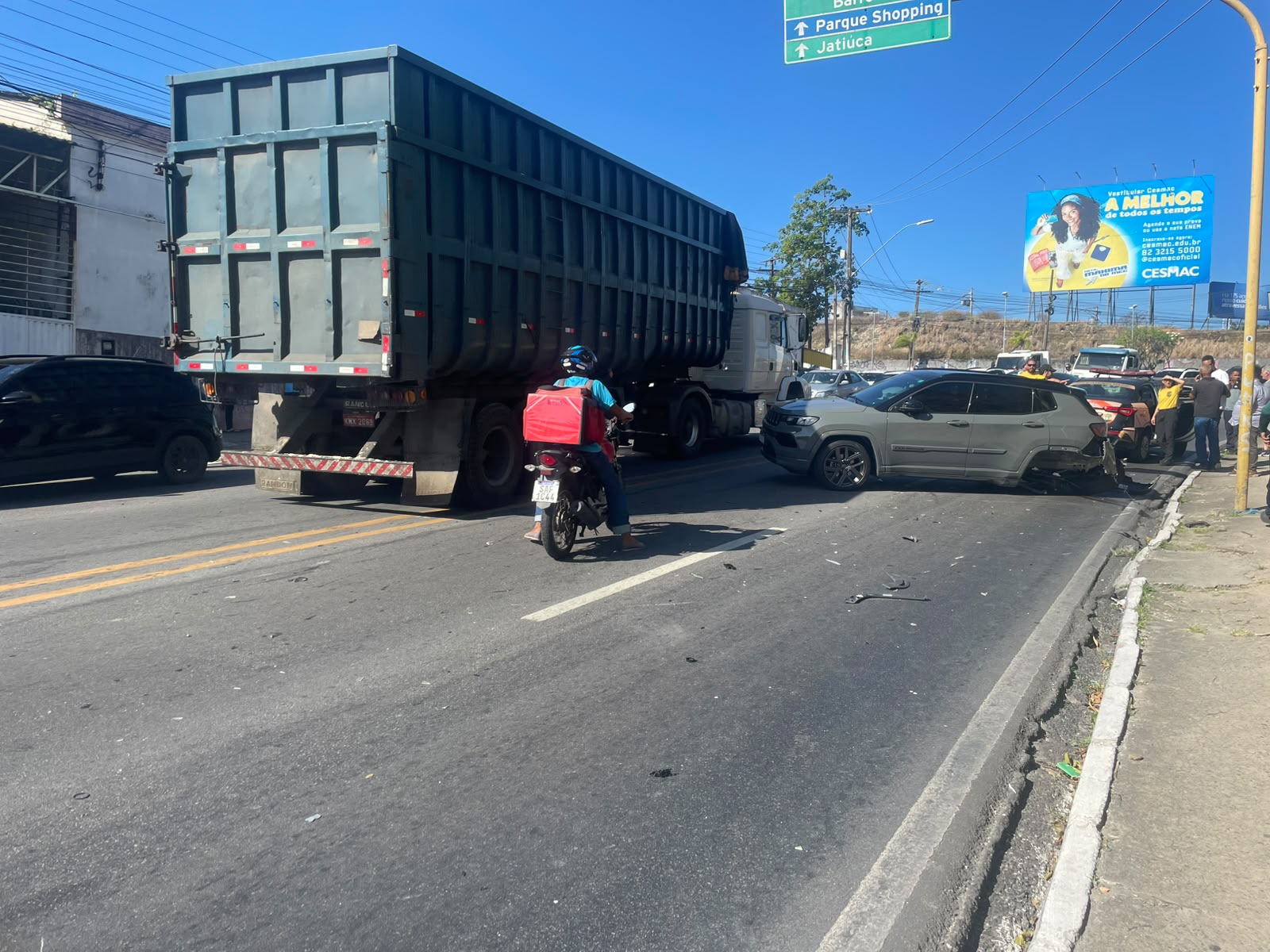 Engavetamento envolvendo quatro carros congestiona a Avenida Leste-Oeste