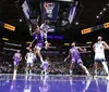 Enterrada do ano da NBA deixa dois jogadores machucados imagem