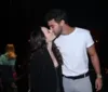 Larissa Manoela e André Luiz trocam beijão em estreia de peça imagem