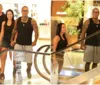 Rodriguinho demonstra simpatia em passeio com a esposa em shopping imagem
