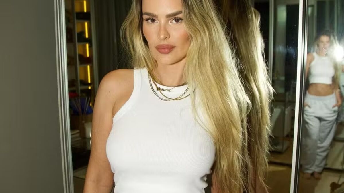 Yasmin Brunet mostra cinturinha e barriga chapada