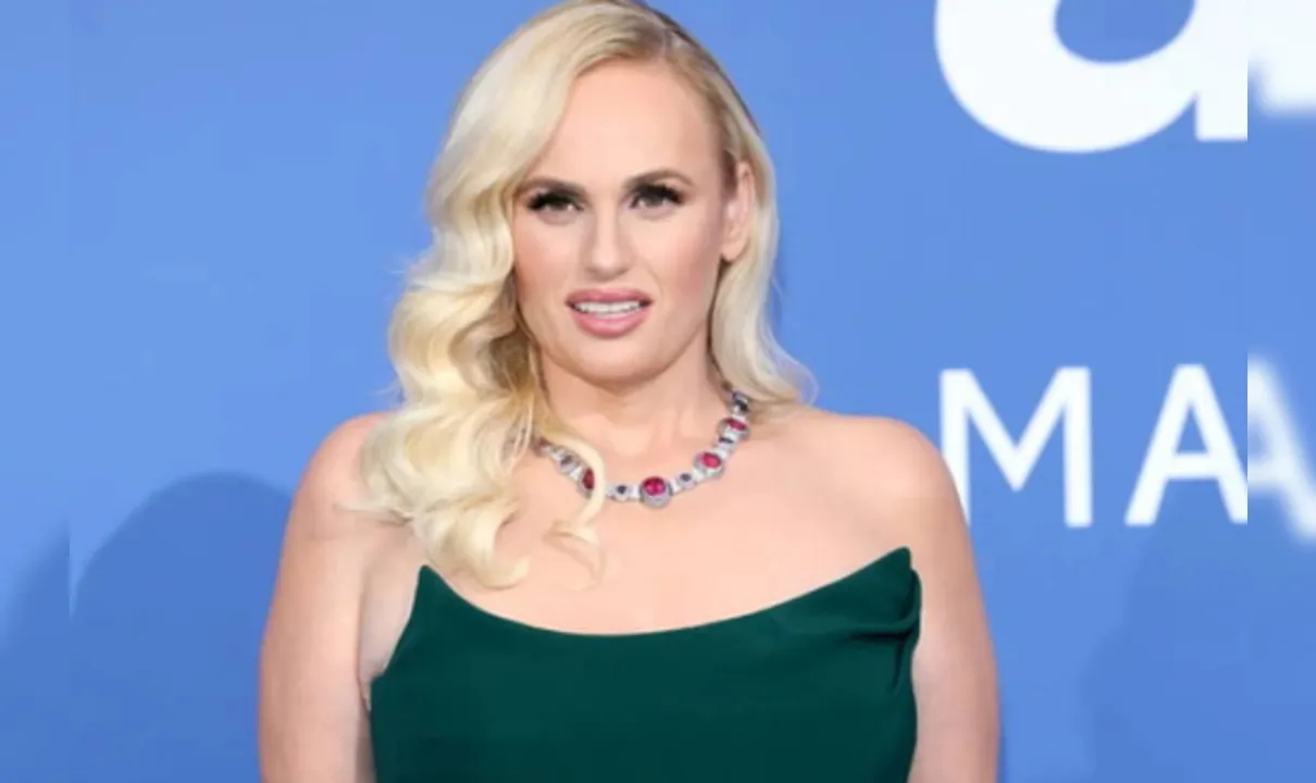 Rebel Wilson revela convite de membro da realeza britânica para orgia