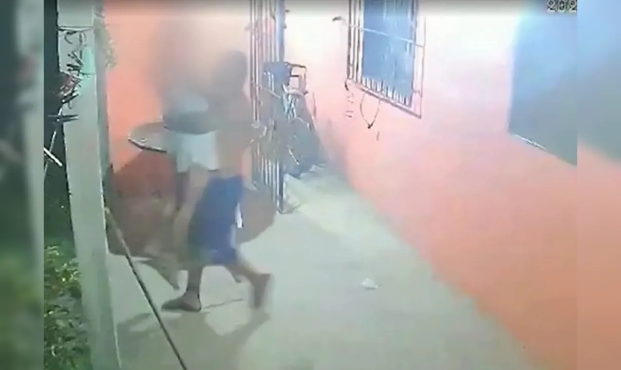 VÍDEO: imagens mostram homem raptando mulher antes de estupro