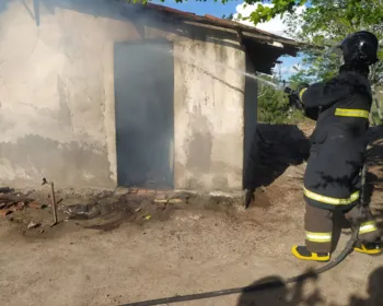 18 bombeiros atuaram em incêndio em casa em Limoeiro de Anadia
