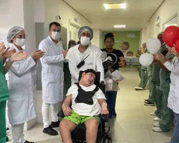 Após 7 meses, paciente de 8 anos recebe alta do Hospital da Criança